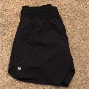size 6 tracker lulu lemon, never worn